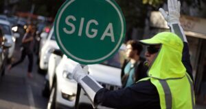 Inicia plan de control de tránsito en cruces sin semáforos en Santiago: serán 25 vecinos por un mes