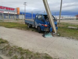 Conductor ebrió provocó corte de luz tras estrellarse contra poste de alumbrado