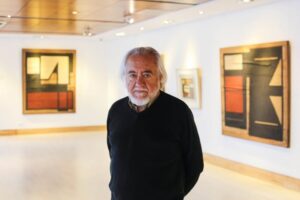 Pintor nacional Patricio Court plasma su visión creativa en montaje pictórico