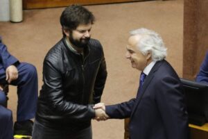 Gabriel Boric insiste en que exministro es el responsable político de los daños ocurridos en el país