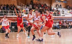 Español hace historia al derrotar a las “huasitas” en el cuadrangular de básquetbol
