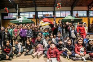 El Viejito Pascuero se adelantó y entregó regalos a niños de Punta Arenas