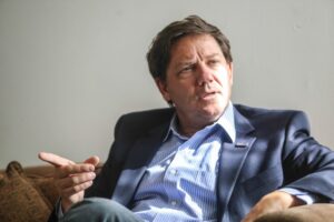 “Duele saber que algunos de nuestros maestros construyen casas y vuelven a vivir en campamentos”