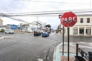 Choferes ignoran el cambio de señal Pare y generan alto peligro en concurrida esquina
