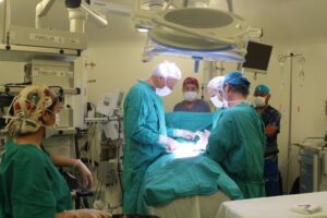 Médicos y técnicos paramédicos del HCM tienen como meta realizar 100 cirugías pediátricas en horario inhábil