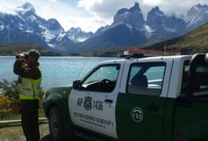Otro turista italiano expulsado de Torres del Paine: fue sorprendido por guardaparques limpiando roca