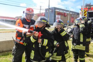 Niños pudieron ser y disfrutaron siendo bomberos por un día