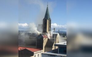 Incendio afecta a catedral de Valdivia: Fiscal descarta intencionalidad en origen de las llamas
