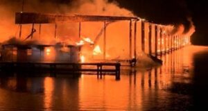 Gigantesco incendio en 35 embarcaciones de un puerto estadounidense