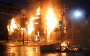 Controversia por carta que llama a apoyar proceso constituyente y rechazar la violencia