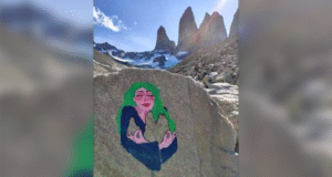 Polémica por supuesta pintura realizada  en una piedra de la base Torres del Paine
