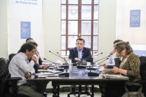 Radonich pide disculpas por atraso en pago del bono a profesores y asistentes de la educación