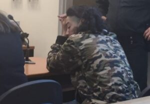 Fue detenido al ocultarse bajo una cama tras agredir nuevamente a su expareja