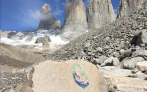 Turista italiana pagó fianza de $1 millón por pintar en el Paine y viajó a Argentina