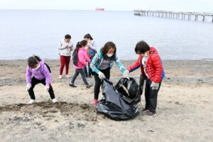 Niños limpiaron el borde costero para cuidar el ambiente natural de la ciudad durante este verano