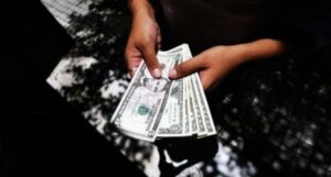Dólar cierra por sobre los $796