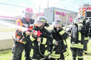 Niños disfrutaron como bomberos por un día
