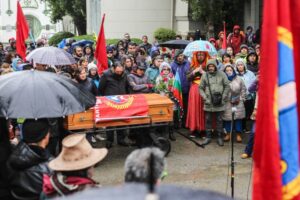 Amigos, familiares y militantes despidieron al fiel estilo del teatro  al actor Marco Bahamondes