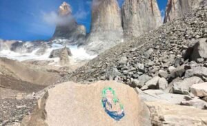 Personal de Conaf encuentra roca que fue pintada por turista italiana en Torres del Paine