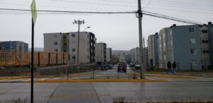 Mujer saltó de un cuarto piso para escapar de los celos de su pareja