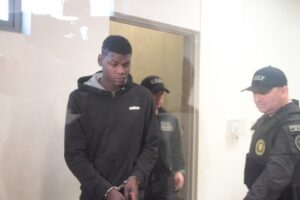 Joven colombiano se mantendrá en la cárcel por millonarios destrozos al Banco Estado en medio de protestas