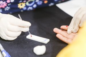 El pinchazo en el dedo que en 15 minutos confirma o descarta la presencia de VIH