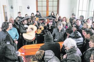 Más de un centenar de personas despidió ayer a Adela Ulloa Valdés