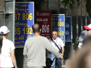 Expertos abordan alzas del dólar y su proyección para 2020