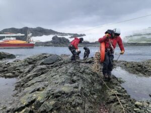 Ejército de Chile rescató a tripulantes de velero en cercanías de la Base O’Higgins