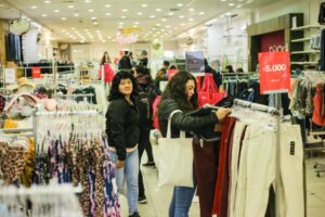 Tiendas del centro viven días grises: descuentos e incertidumbre en trabajadores