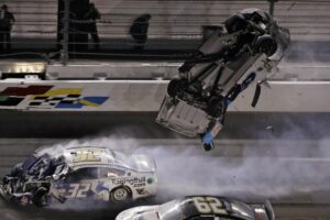 Piloto Ryan Newman está consciente tras sufrir brutal accidente