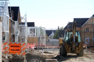 Proponen concesionar edificios y cambiar normativas para frenar déficit habitacional