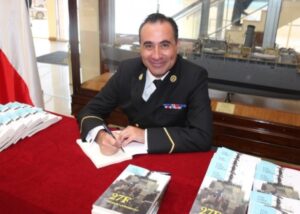 Magallánico presentó libro sobre vivencias en el 27F