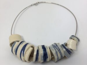 Artista visual Constanza Cortés exhibirá cerámica utilitaria y joyería contemporánea