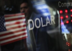 Dólar cierra con retroceso de casi $4
