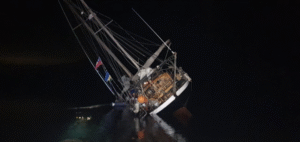Armada rescató a dos tripulantes y pasajeros de velero varado