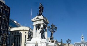 Exuniformados de la Armada presentan querella criminal por daños a monumento 