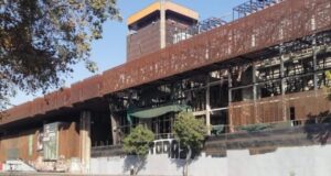 GAM y Centro Arte Alameda denuncian que pintaron sus fachadas para eliminar arte callejero post 18-O