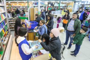 Compras de uniforme y útiles escolares llevan a extender horario de comercio local