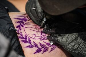 Detectan hongos y deficiencias de rotulación en tintas para tatuajes