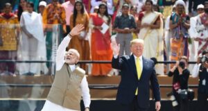 Trump realiza un mitin ante una multitud de 100 mil personas en un estadio de India