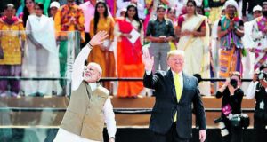 Trump realiza mitin ante una multitud de 100 mil personas en India