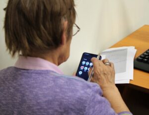 Santo Tomás invita a adultos mayores a participar de taller sobre el uso de celulares