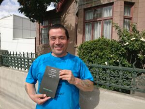 Escritor regional emergente pública su primer libro de poemas “Hechos luctuosos en el Magallanes del 50”