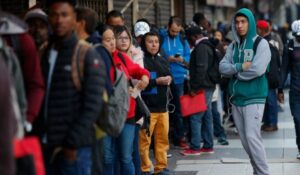 Estudio revela que 68% de los migrantes sufragaría para el plebiscito de abril que podría definir una nueva Constitución