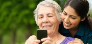 Adultos mayores actualizan sus conocimientos en taller de uso de “Smartphone”