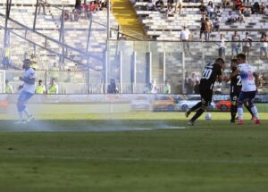 Suspenden partido entre Colo Colo y Católica por fuegos artificiales en la cancha