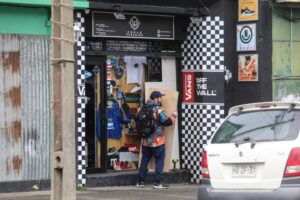 Locatarios temen la posible pérdida de sus empleos por destrucción y vandalismo de los viernes en la madrugada