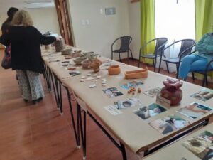 Entusiastas de las artes aprendieron las bases para crear cerámicos utilitarios y joyería contemporánea