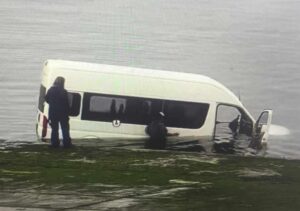 Furgón transportista de pasajeros cayó a aguas del Estrecho de Magallanes